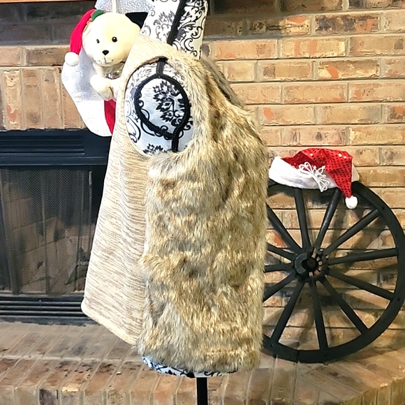 Girls Large Wonder Nation Faux Fur Vest - Picture 4 of 5